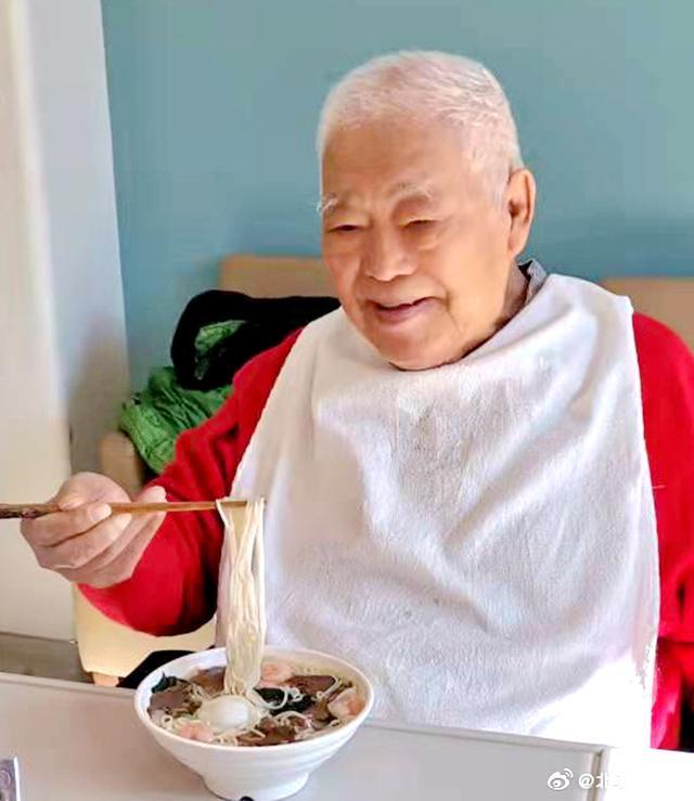 艺术家于洋92岁生日照曝光，女儿六连发排比句：愿爸爸长寿不封顶