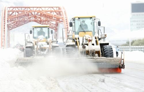 众志成城迎战暴风雪