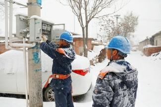 众志成城迎战暴风雪