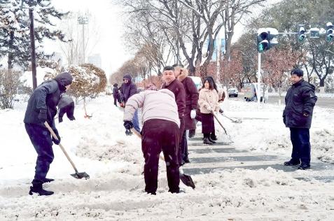 众志成城迎战暴风雪