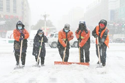 众志成城迎战暴风雪