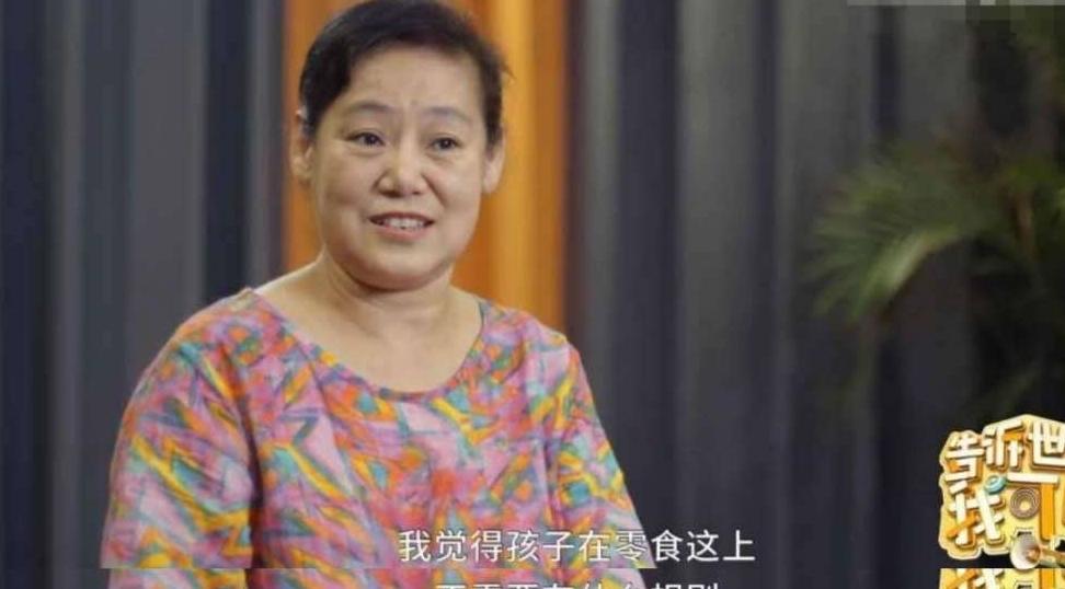 姥姥把可乐装进奶瓶给外孙喝，隔辈带娃的零食之争，孩子是受害者