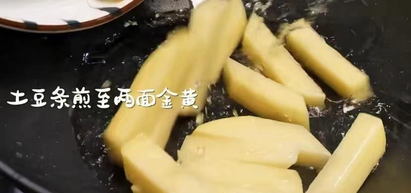 孜然椒盐风味的鸡翅土豆条，鸡翅和土豆的结合，好吃到流泪