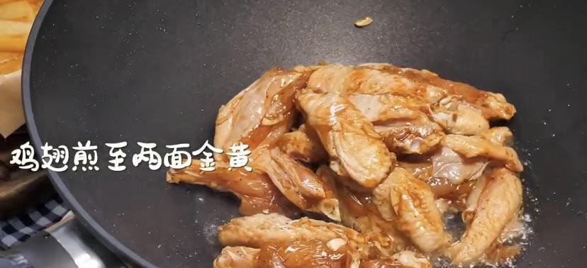 孜然椒盐风味的鸡翅土豆条，鸡翅和土豆的结合，好吃到流泪