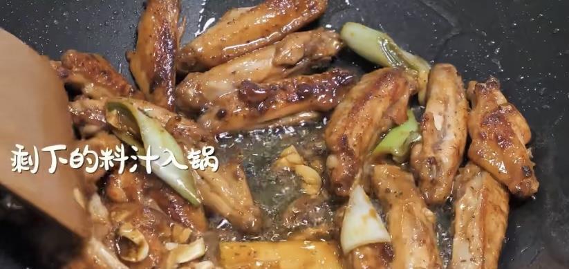 孜然椒盐风味的鸡翅土豆条，鸡翅和土豆的结合，好吃到流泪