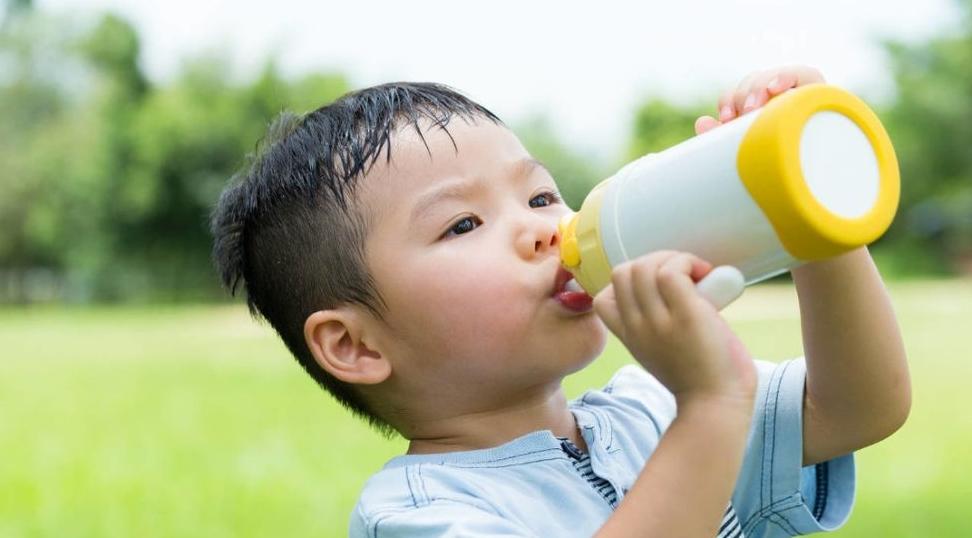 有种杯子“毒性”很大，长期使用对孩子健康无益，家里有的快扔掉