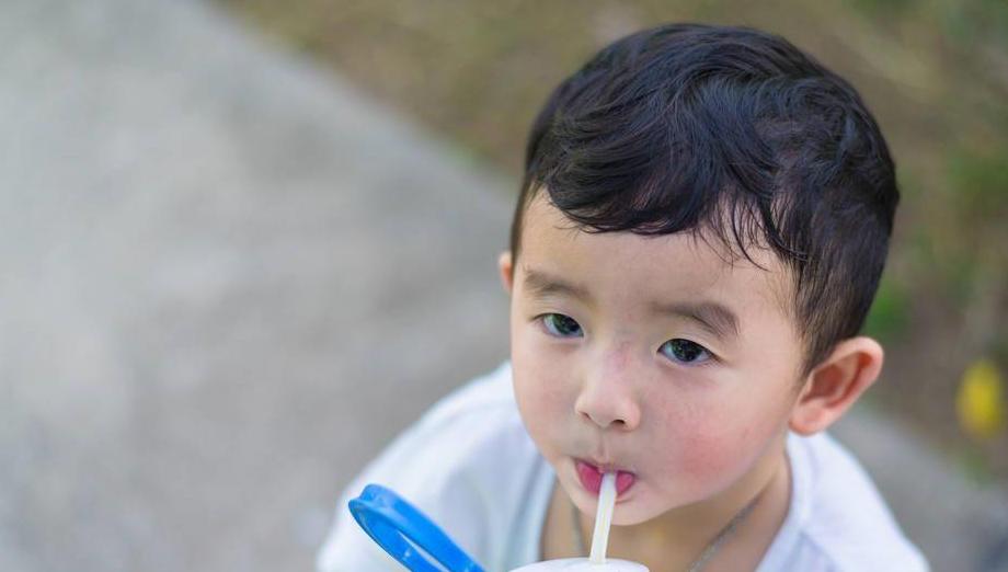 有种杯子“毒性”很大，长期使用对孩子健康无益，家里有的快扔掉