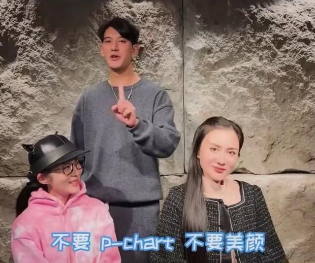 张敏与小17岁男星嗨玩，皮肤白里透红宛如18岁，张纪中夫妇也在场