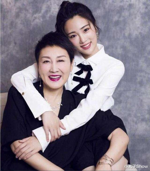 “慧芳”张凯丽携女儿露面，黑色西装又美又飒，妈妈气场秒杀女儿