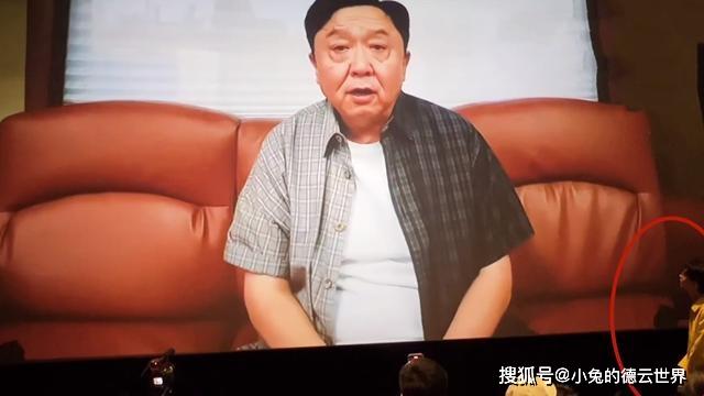 何九华现身《扬名立万》首映见面会，砸挂秦霄贤，网友：相爱相杀