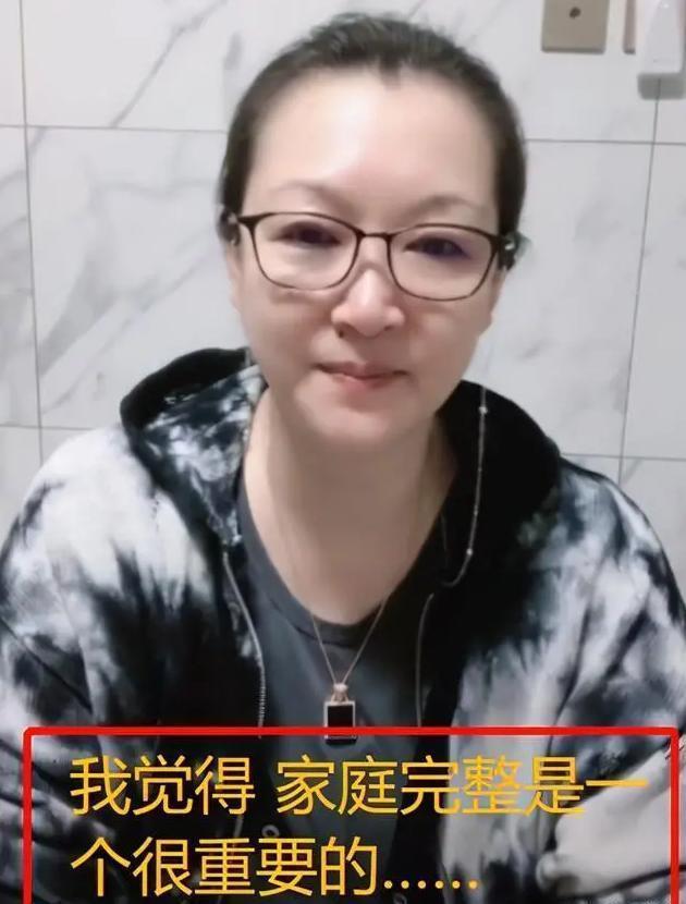 赵本山妻子近照曝光！戴翡翠珠宝显贵气，和女儿同框甜笑好似姐妹