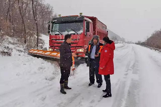 闻雪而动 昼夜奋战保畅通