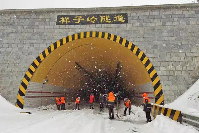 闻雪而动 昼夜奋战保畅通