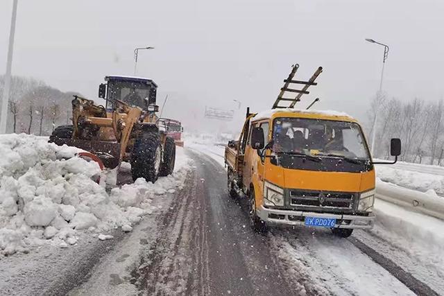 闻雪而动 昼夜奋战保畅通