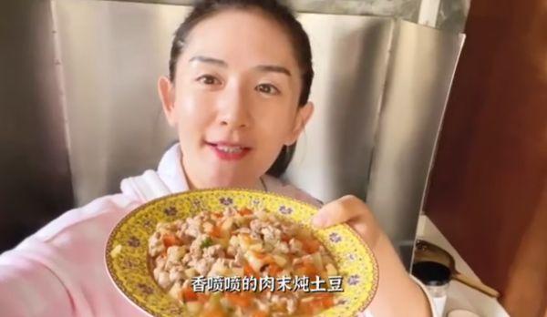 谢娜罕秀厨艺，宅家为女儿们做肉末炖土豆，不忘臭美自拍心情好