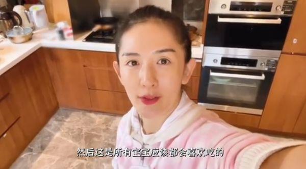 谢娜罕秀厨艺，宅家为女儿们做肉末炖土豆，不忘臭美自拍心情好