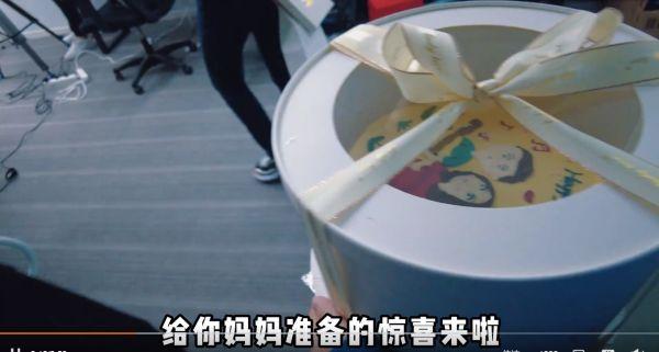 跳水女皇吴敏霞怀二胎庆生！老公抱2岁女儿送金手链，一家4口其乐融融