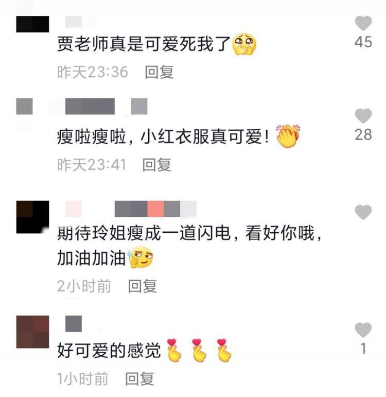 贾玲近照变瘦好多，小肚腩消失不见，绑着俩丸子头像年画娃娃