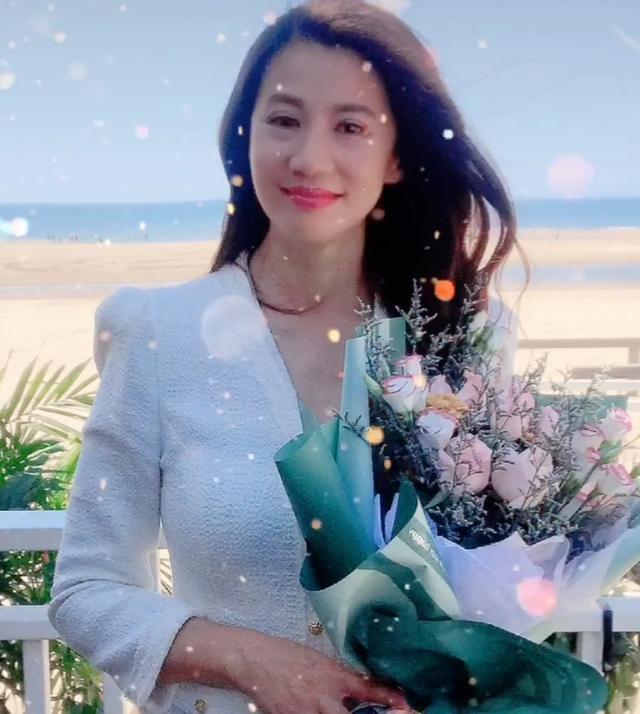 56岁陈炜晒近照，被赞不老女神，曾自曝与“楚云飞”一吻定情