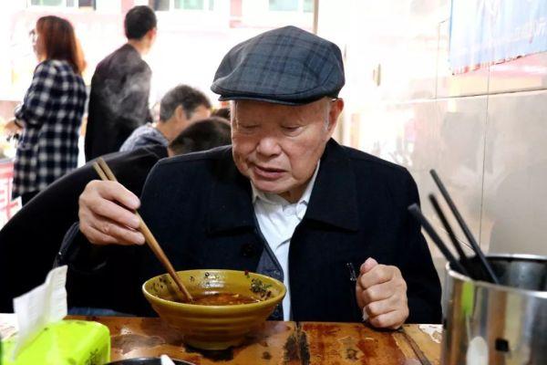 多家医院联合呼吁：停止饮用“1桶装水”，或加快胃部的病变，趁早扔