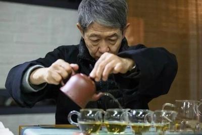 喝一口等于5瓶酒，57岁大爷险些瘫痪，医生：这种“茶”怎能天天喝