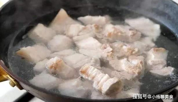 做红烧肉，切记不要直接焯水，一步错步步错，否则难吃还腥味重