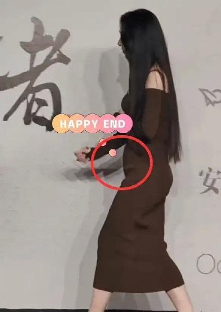 郭碧婷带女儿见朋友，向佐全程呵护母女，女儿扎两个可爱小辫子