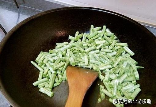 手把手教你做“干煸豆角”，简单3步，豆角麻辣爽口，一点都不油