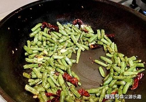 手把手教你做“干煸豆角”，简单3步，豆角麻辣爽口，一点都不油