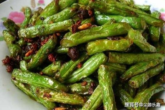 手把手教你做“干煸豆角”，简单3步，豆角麻辣爽口，一点都不油