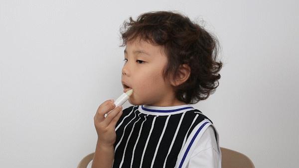 孩子嘴唇干裂、起皮还出血，多喝水也没用，医生教你正确护理方法