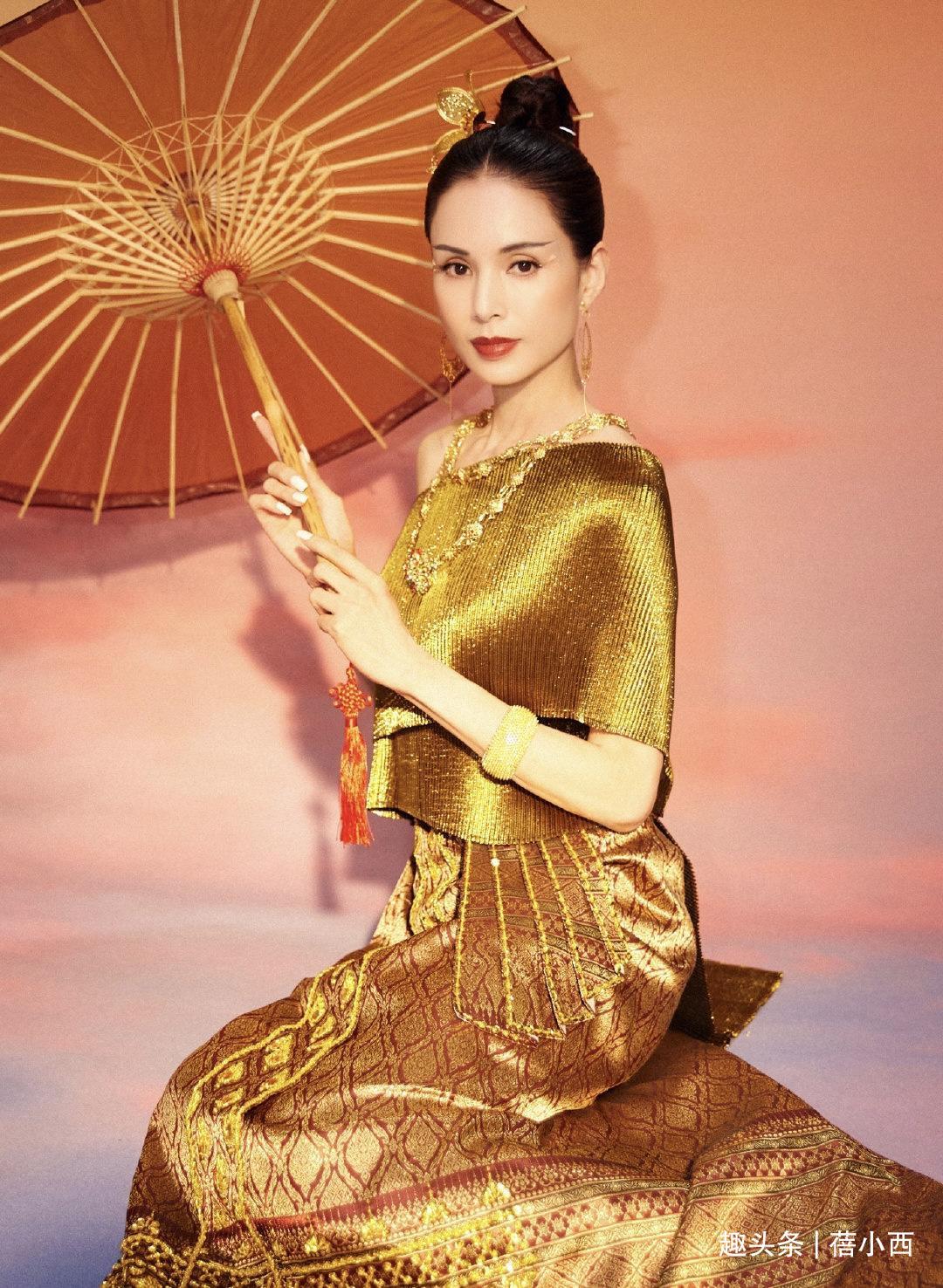 55岁李若彤真是全身闪着“金光”！打卡傣族服饰，造型个性又独特