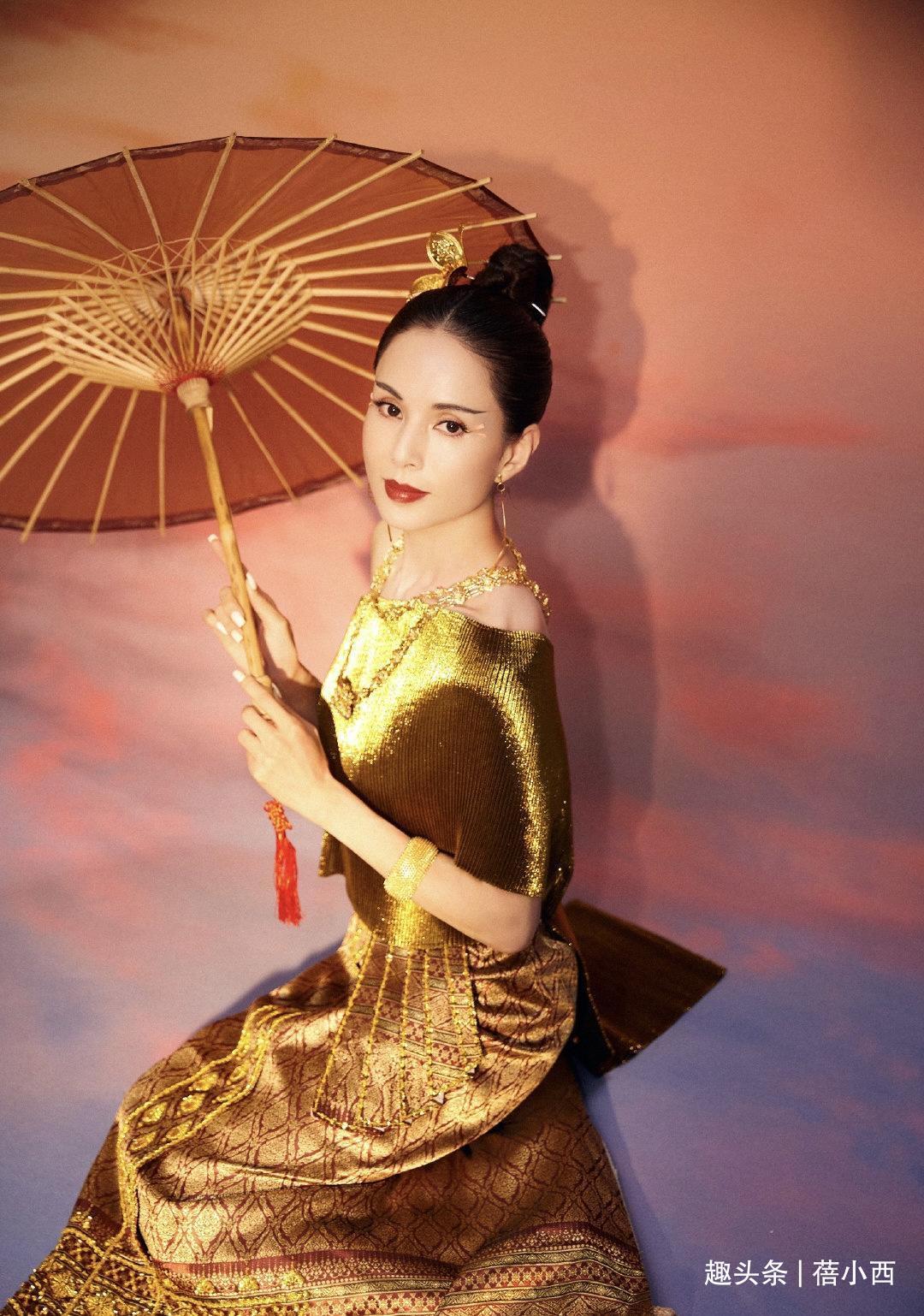 55岁李若彤真是全身闪着“金光”！打卡傣族服饰，造型个性又独特