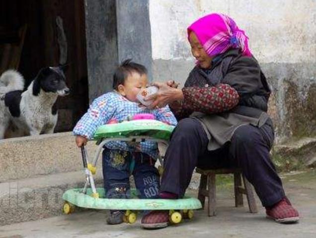 双胞胎姐妹，一个是姥姥带一个奶奶带，上小学后差别很明显