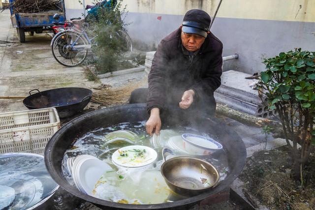 农村大席卫生吗？会吃坏肚子吗？农村大厨：我们明面做菜