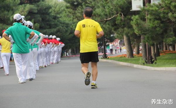 早上是降脂“黄金期”，坚持吃这4种早餐，血脂或会“乖乖服帖”