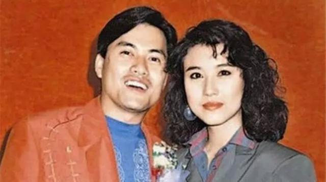 吕良伟三婚妻子近照，戴大钻戒似贵妇，19岁儿子身材矮胖被嘲