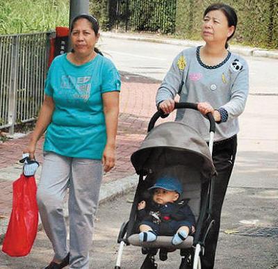 郭晶晶为妈妈庆生，郭妈妈戴祖母绿项链，桌上的蛋糕成为亮点