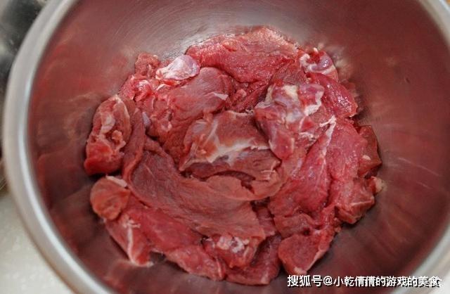 火锅中灵魂“麻辣牛肉”，辣椒面必须裹满，网友：不能让父母看到