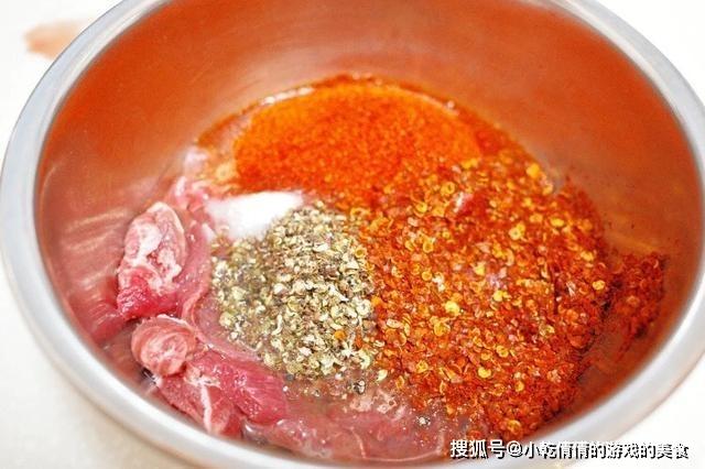 火锅中灵魂“麻辣牛肉”，辣椒面必须裹满，网友：不能让父母看到