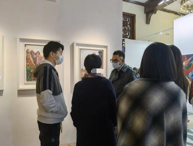 何猷君陪妈妈看画展 梁安琪黑色大衣配格子围巾气质佳