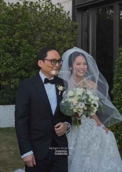 霍启刚堂妹霍咏盈完婚 穿拖尾婚纱手捧鲜花温婉大方