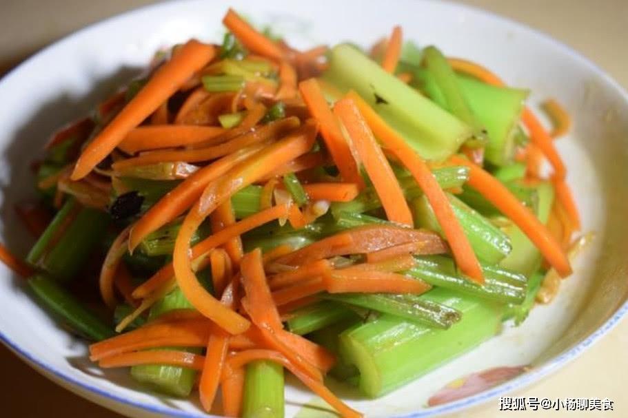 炒芹菜时加一宝，百吃不腻，美味又下饭，常食改善视力，早食早受益