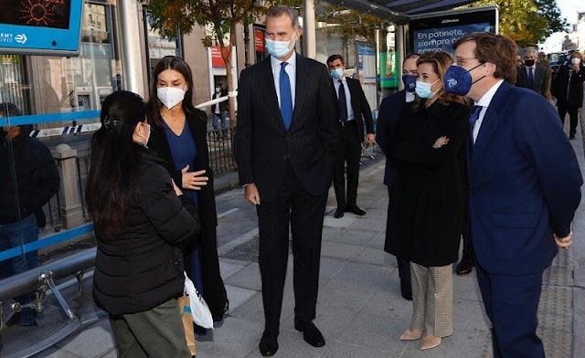 西班牙国王夫妇乘巴士体验生活！莱后当花瓶，踩10公分长靴好费劲