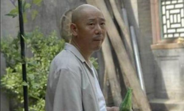 自己住故宫旁四合院，却让亲儿子挤18平米小屋，李成儒真是个狠人