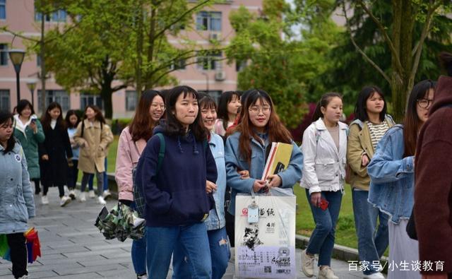 高校流浪狗“嫌”老师讲课不行，直接开始狂叫，老师反应亮了