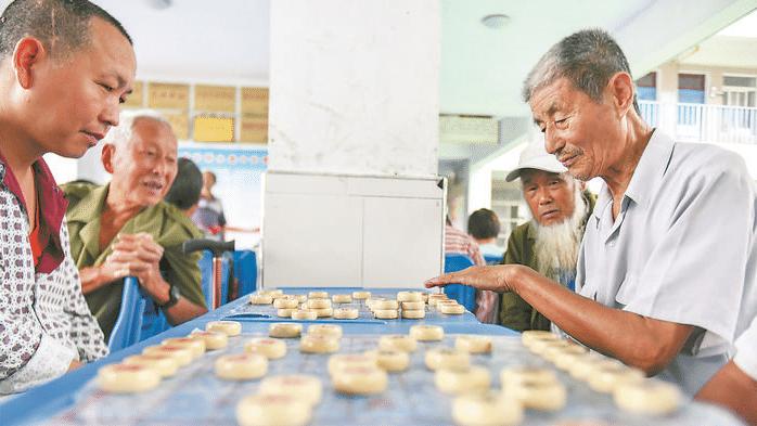 65岁大爷坚持睡前喝茶2年，确诊肝癌后离世，医生怒斥：愚昧！终害己