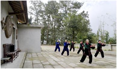 綦江：老瀛山景区农家院里打起太极拳