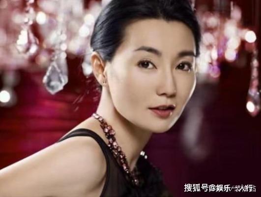 54岁的她，虽婚姻“短暂”，搬离豪宅，但时常遛狗，依旧光彩耀人