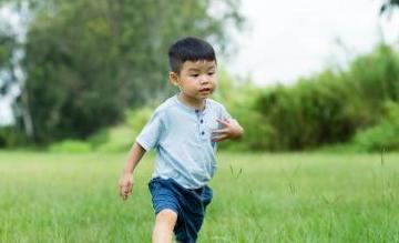 8岁孩子身高150，提醒各位家长：孩子积食有3种表现，莫忽视